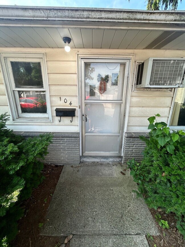Building Photo - 104-110 Maple Lane Unit 104