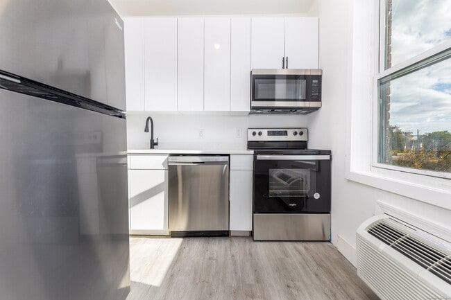 Building Photo - 1252 Main St Unit 303