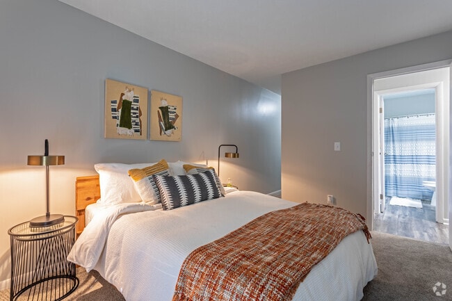 2 Br, 1 Ba - 760 SF