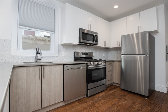 Building Photo - 76 Bowers St Unit 3
