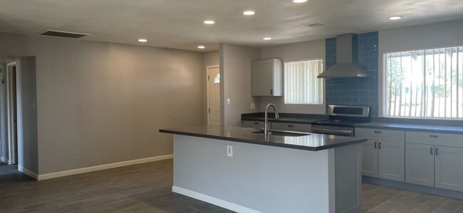 Photo - 2024 N 81st Pl
