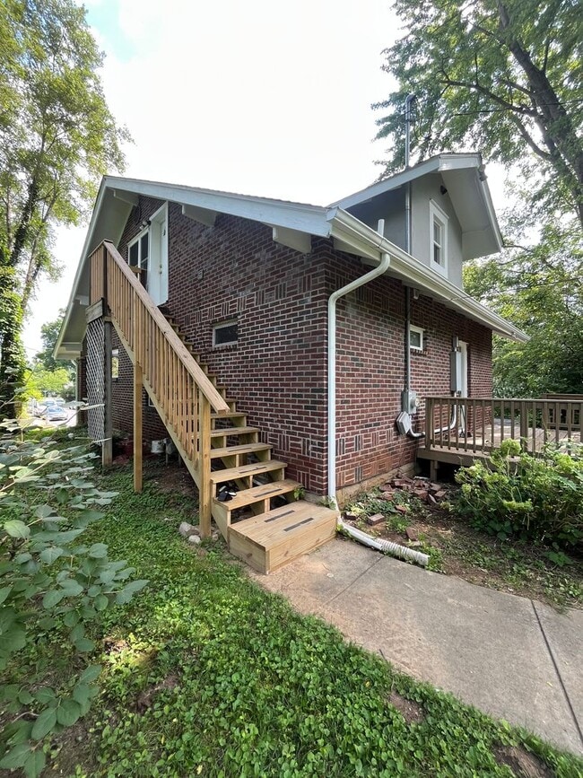 110 E Hillside Dr