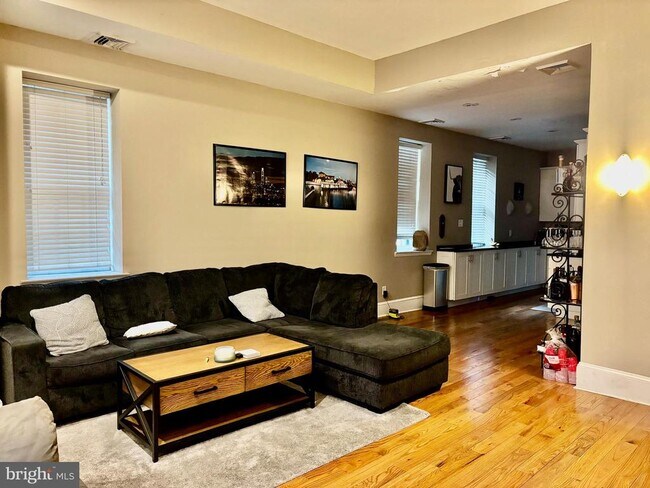 Photo - 300 Lombard St