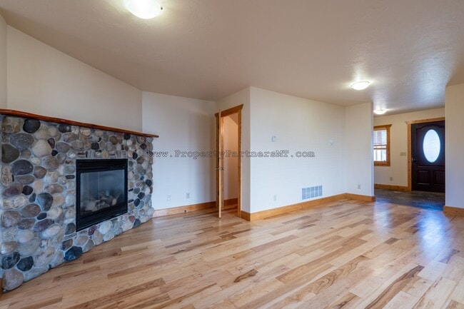 Photo - Looking for Air Conditioning? - 4 Bed 2.5 Bath upgraded townhome