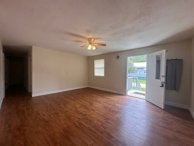 Photo - 2 bedroom 1 bath Duplex | Full Size Laundry Connections | Wood Floors