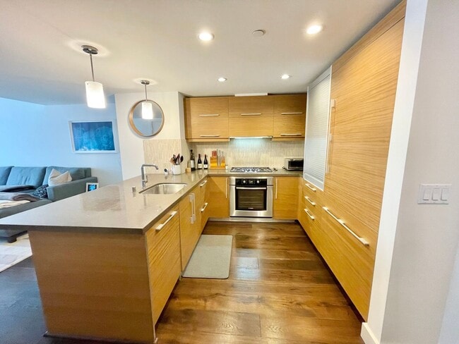 Photo - Luxurious Condo at Madrone w/Bay, City Views, Balcony, Pool, Parking, Storage -FULLY FURNISHED OP... Unidad 322