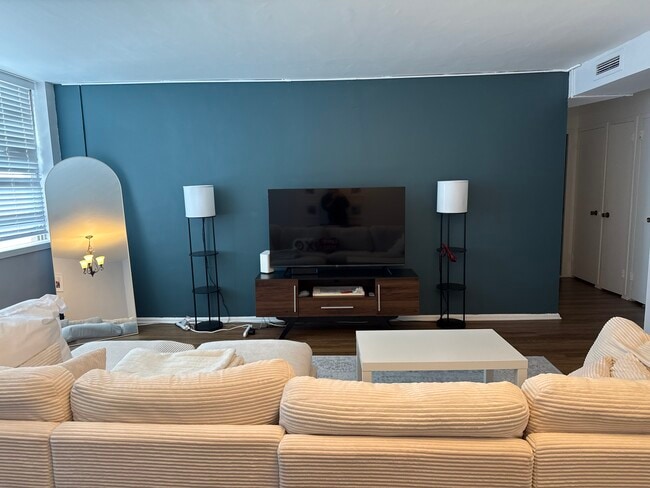 Living Room - 6301 N Sheridan Rd Unit 12N