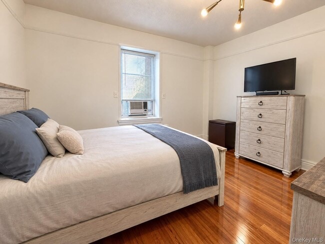 60 Broad St W Unit 2M