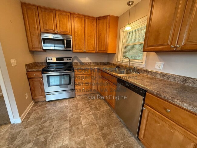 711 Riverland Rd SE