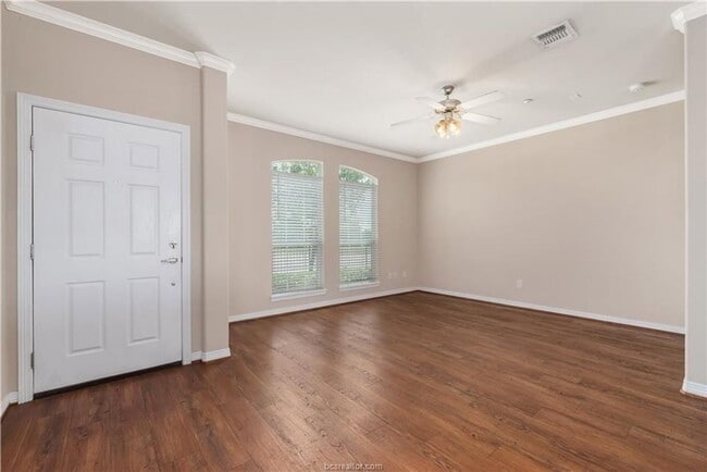 Photo - Gorgeous 3 Bed, 3 Bath in Beautiful Lakeridge!