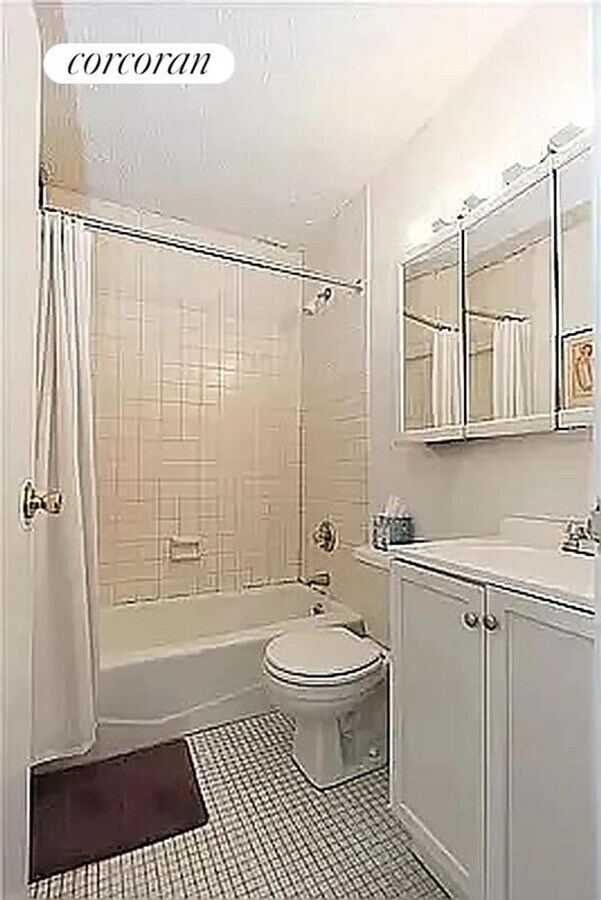 Photo - 301 E 45th St