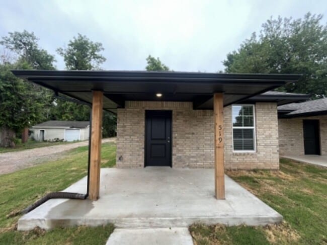 Building Photo - New 2-Bed, 2-Bath Duplex in Chickasha – Move-In Ready!