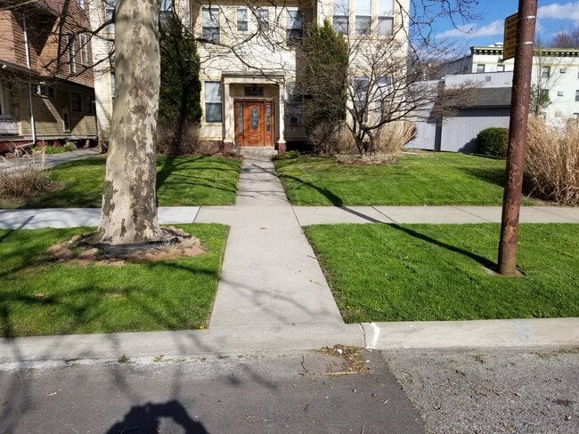 Building Photo - 2018 Glenwood Ave Unit 3