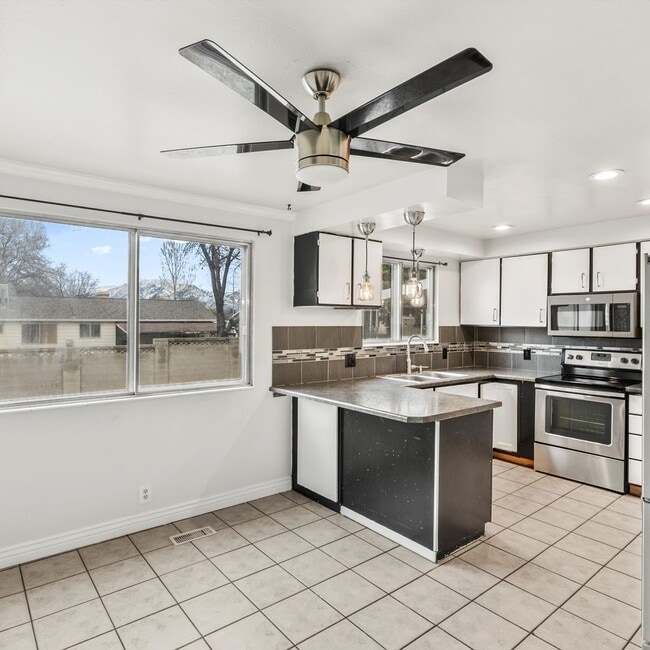 Photo - 5 Bedroom Taylorsville Home