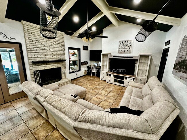 7313 Camelback Dr