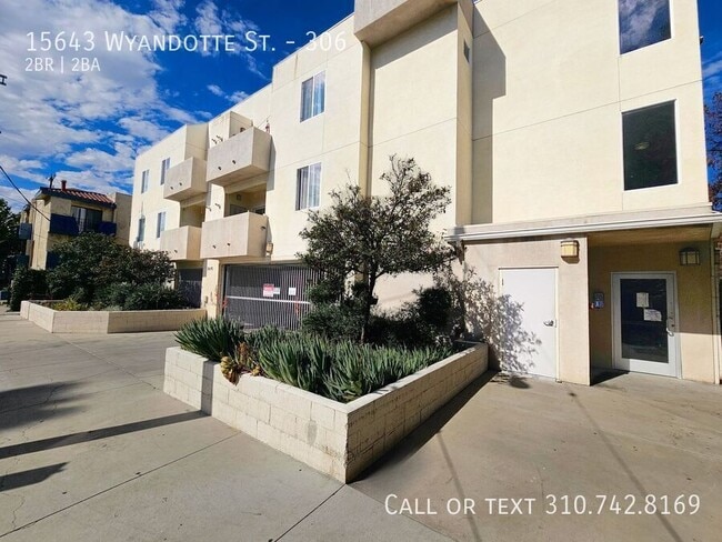 Building Photo - 15643 Wyandotte St Unit 306