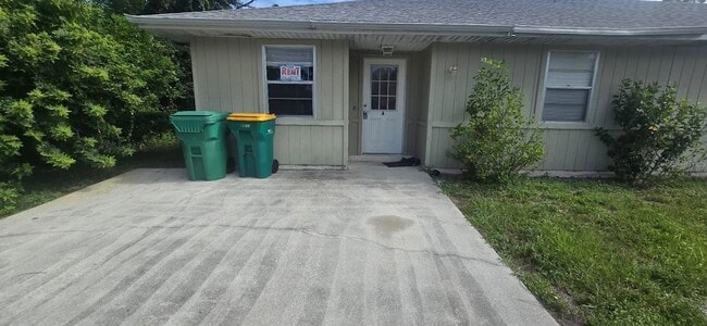 Building Photo - 304 Camillia Ln