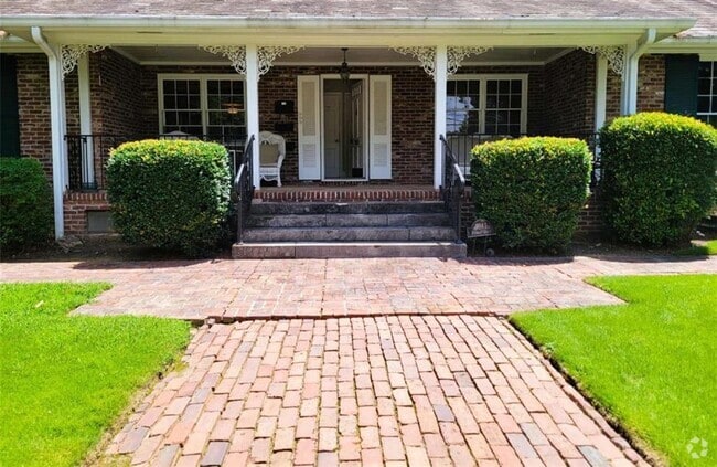 Building Photo - 1845 Monroe Dr NE Rental