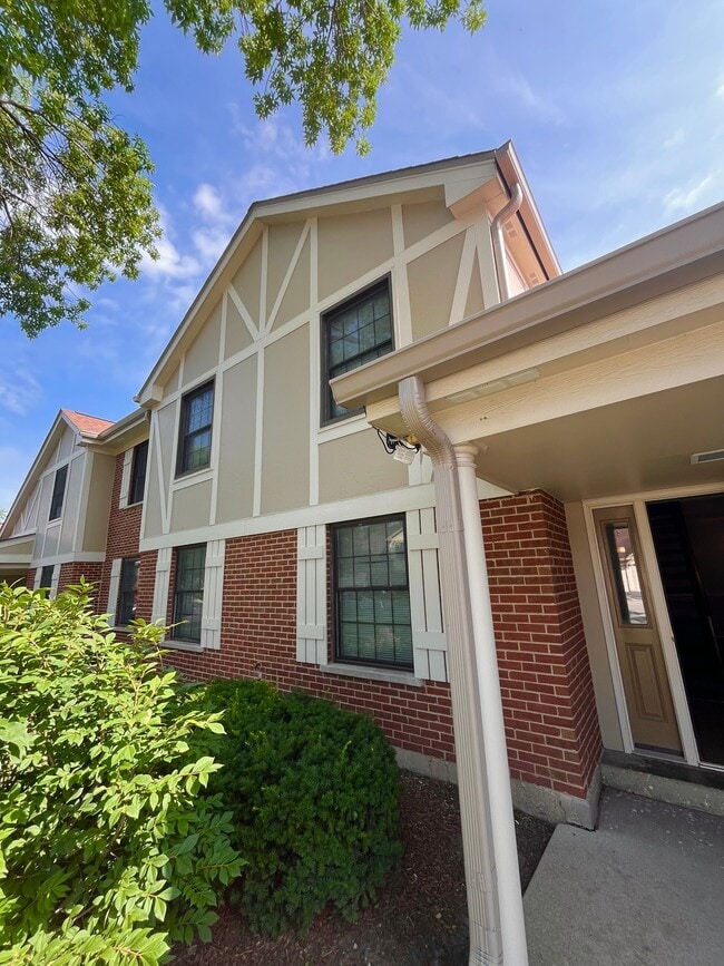 Photo - 1054 Deerpath Ct