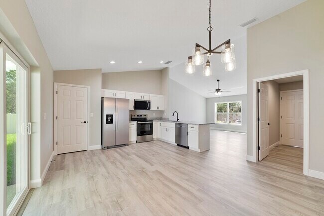 Photo - 661 W Bancroft Dr