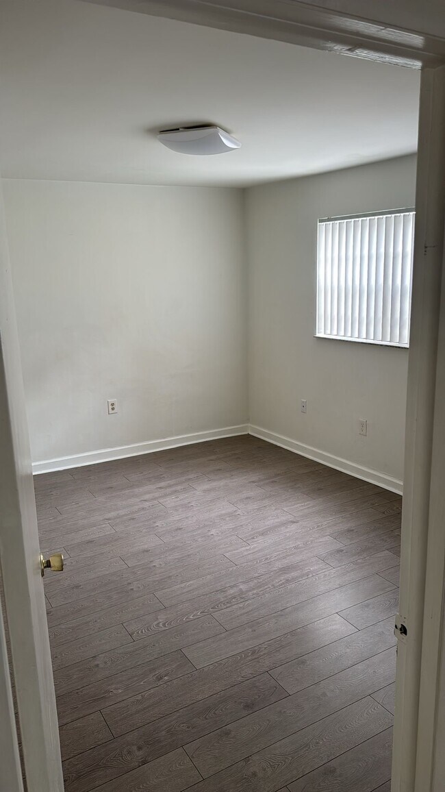 1615 Meridian Ave Unit 202