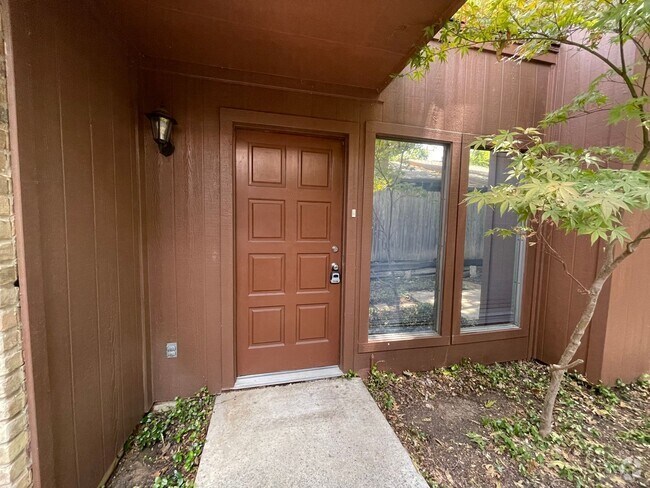 Building Photo - Beautiful! 2 Bedroom, 2 Bathroom, 2 Car G... Rental
