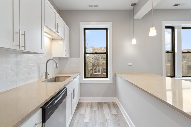 Photo - Gorgeous, Updated Top Floor 3bd/2bth Prime West Town area, Available 6/1 Unidad 3A