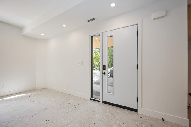 Photo - 308 St. George St