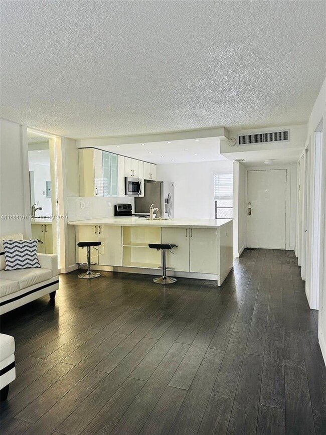 Building Photo - 20400 W Country Club Dr Unit 414