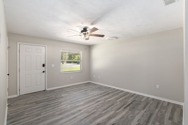 Photo - 605 NW 9th Cir