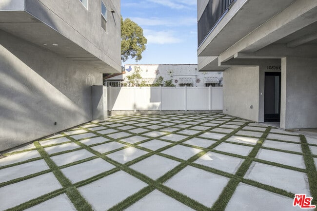 Photo - 10826 1/4 Hesby St