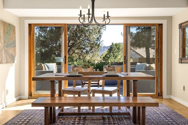 Building Photo - Bright and Airy Chapel Home