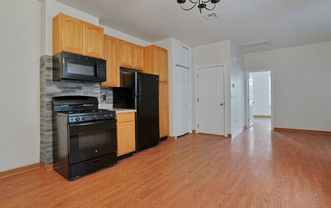 Vista de la entrada principal - Plano de planta abierta - 394 Woodlawn Ave