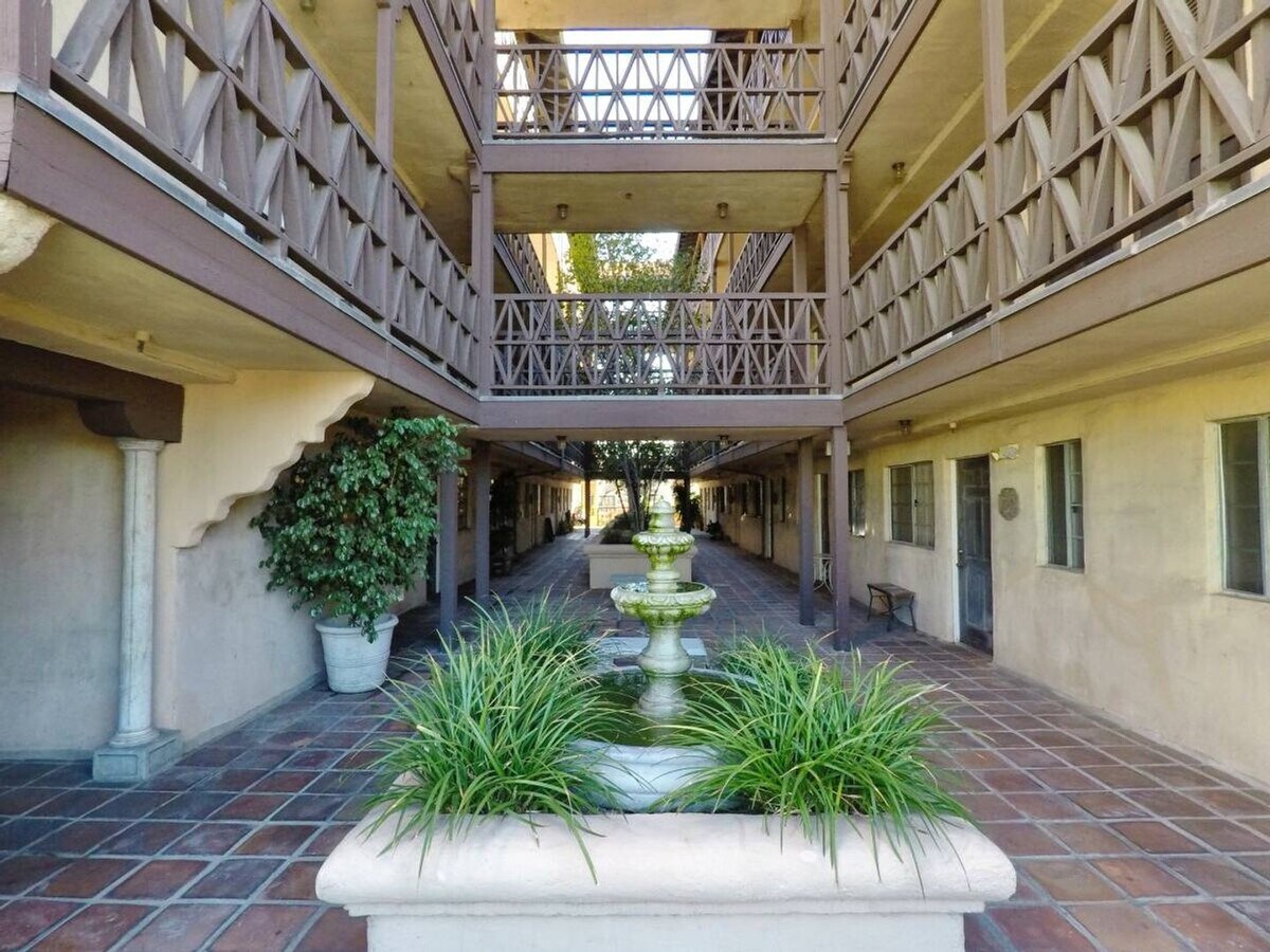 Photo - 1460 N. Mansfield Ave