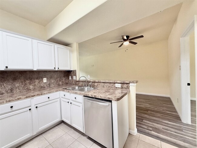 Photo - 4748 Clover St