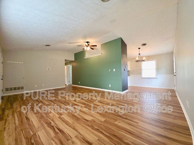 Photo - 305 Williamsburg Dr