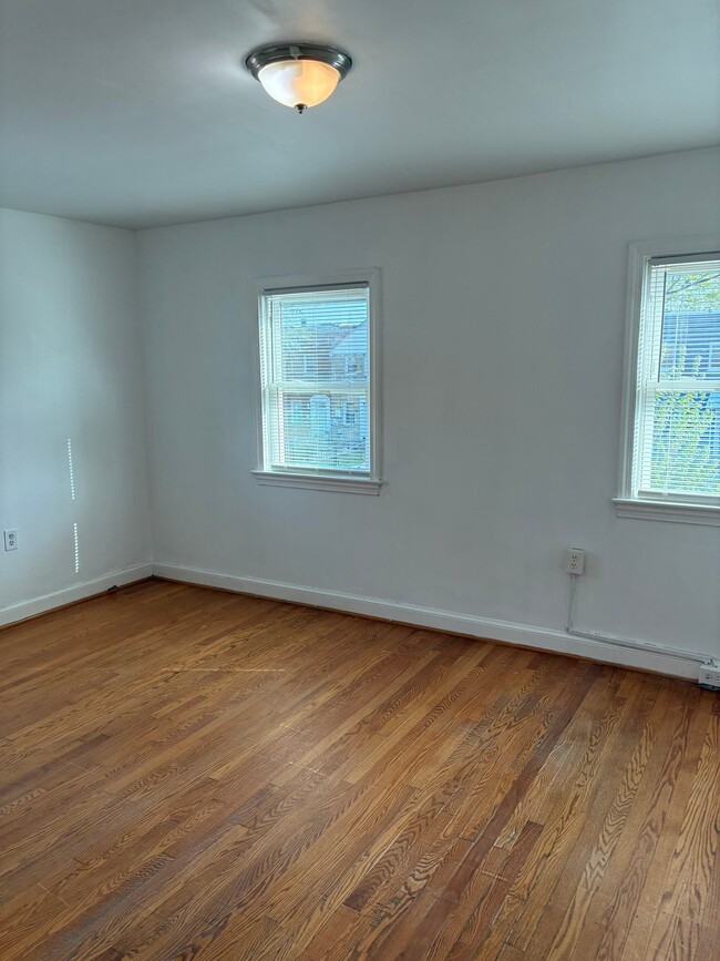 Building Photo - 425 Oakwood St SE