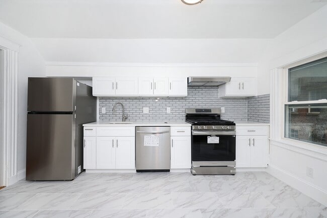 Building Photo - 5 Chauncy St Unit 3 Rental