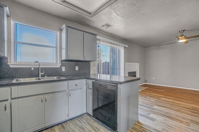 Photo - 4028 NW Ozmun Ave Unidad 4028-A