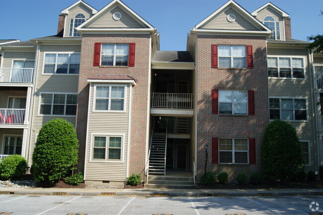 Building Photo - Spacious 2 Bedroom Condo - Mt. Washington