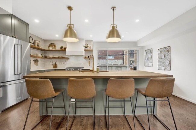 Building Photo - 3 bedroom in Chicago IL 60647 Rental