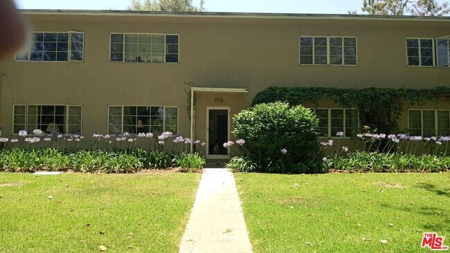 5328 Village Green