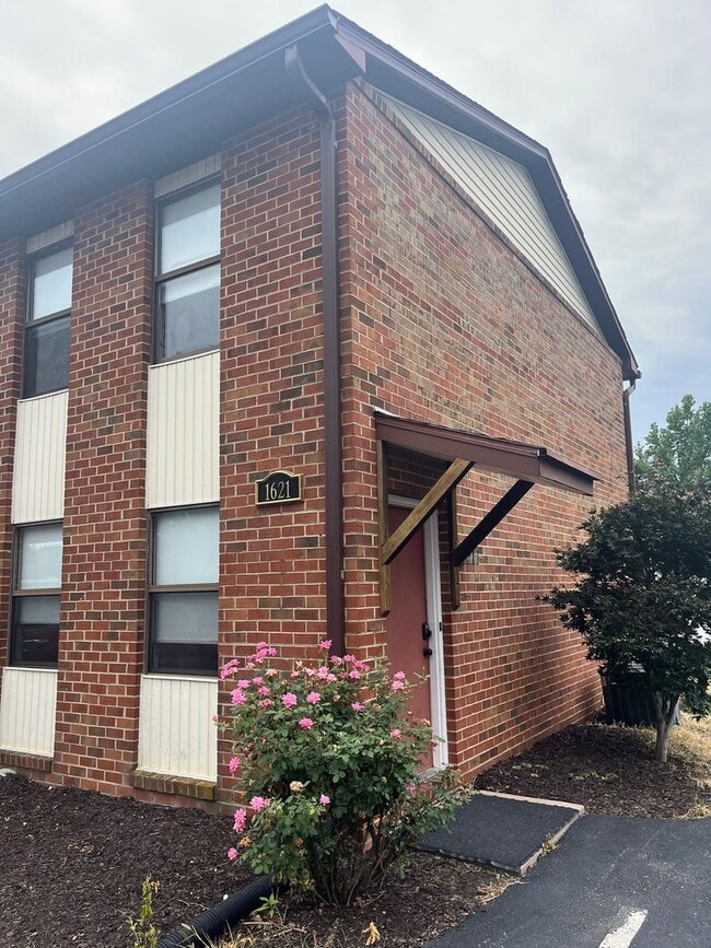 Building Photo - 2 Bedroom Townhouse for rent near EMU