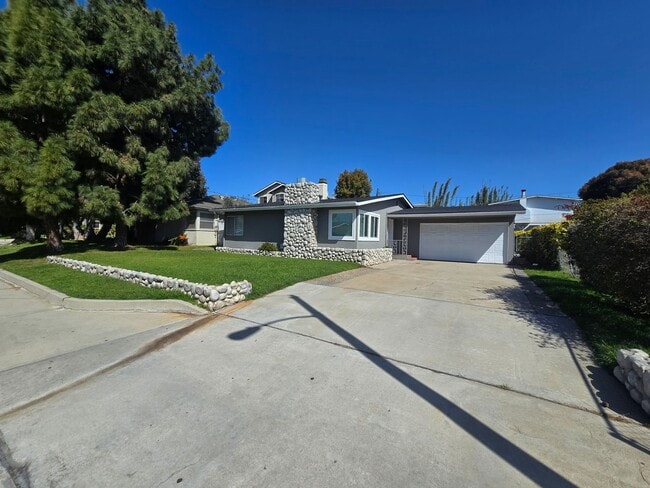 Building Photo - Beautiful Home: 2 Bedroom 2 Bath Home,