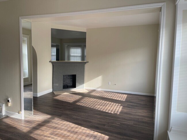 Photo - Spacious 6 Bedroom House in the Heart of L...