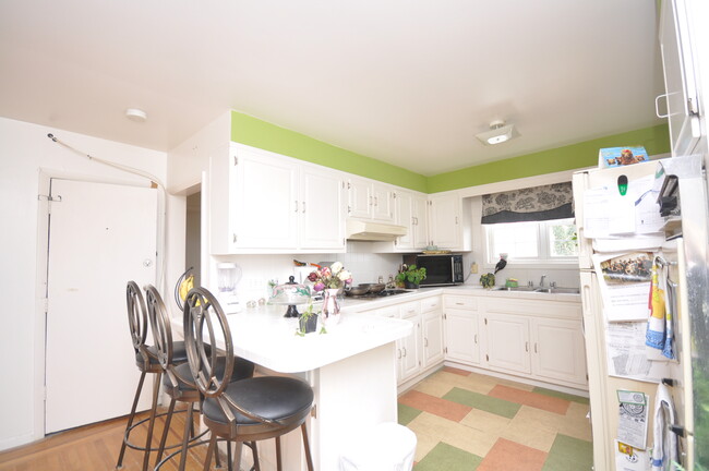 Building Photo - 401 Sewall Ave Unit 2 Rental
