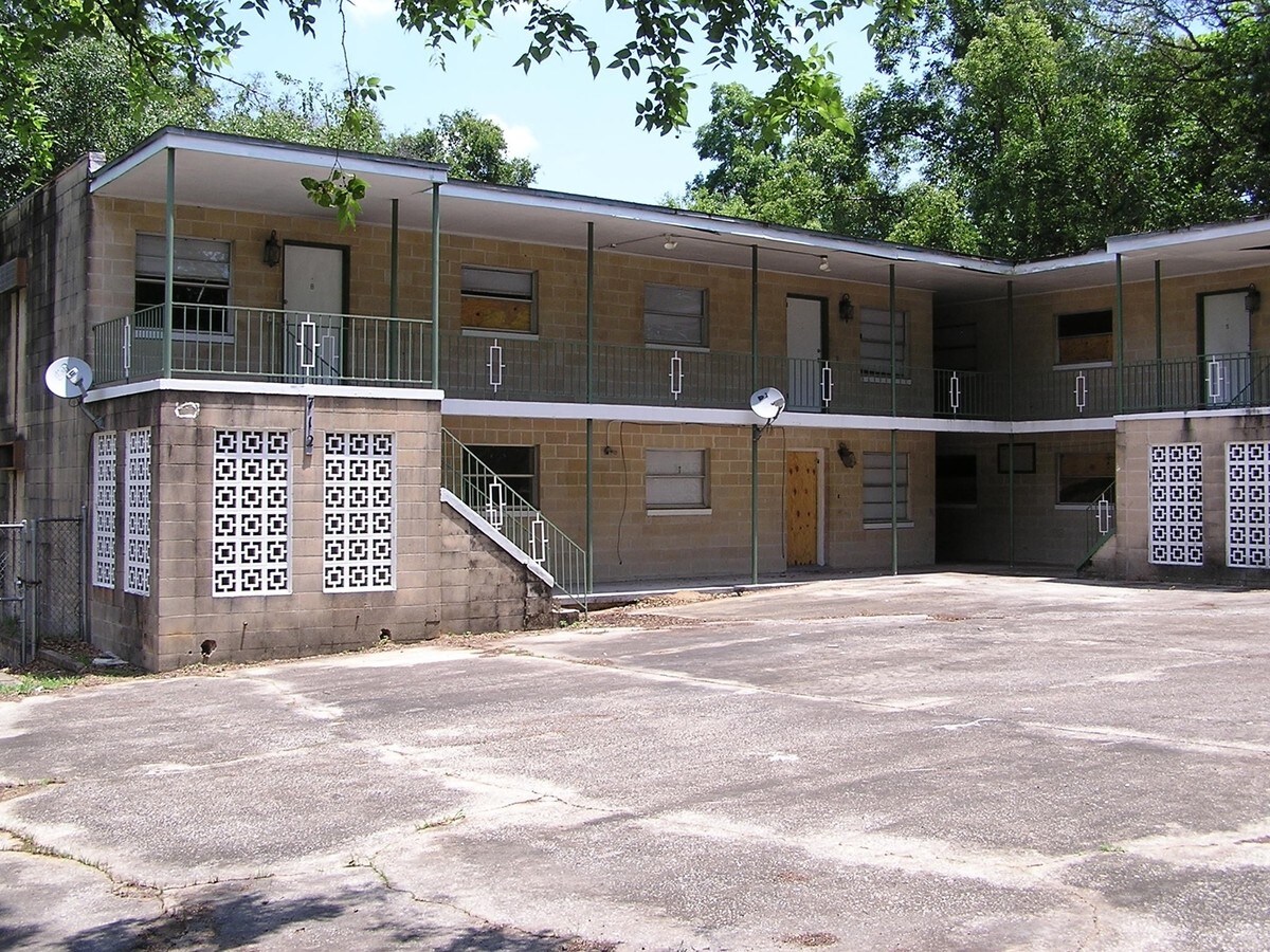 Photo - 710 Wailes St Apartments