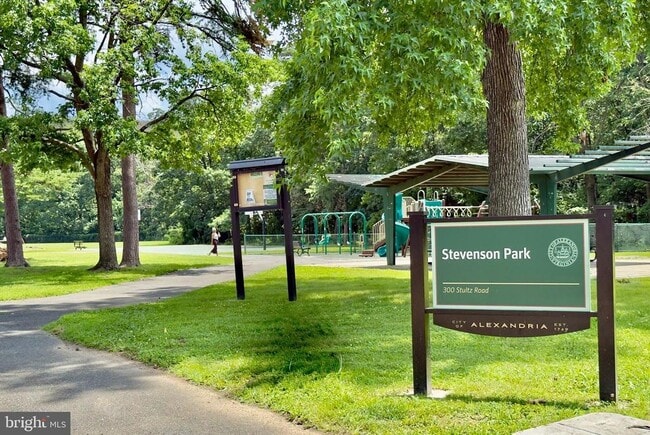 Building Photo - 218 Stevenson Sq S