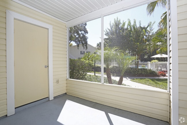 Screened patio with washer/dryer hook-up