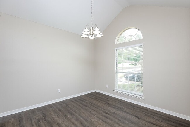 Photo - 611 Inglewood Ct